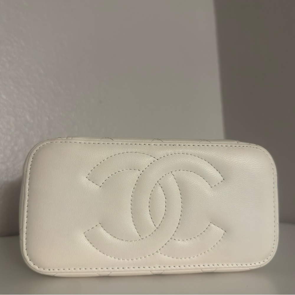 CHANEL Cream Quilted Leather Crossbody Vanity Bag with Gold Chain - Picture 16 of 16